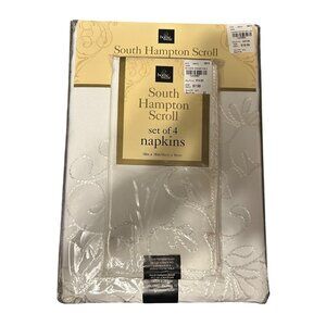 South Hampton Scroll Easy Care White Tablecloth & 4 Napkins Set oblong